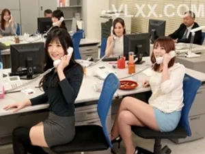 Một cô gái mới đã được thay thế, nhưng thuốc thì vẫn như cũ. Nhiều người đàn ông đang thủ dâm và để lộ mặt, quan hệ bằng miệng ở trên và quan hệ ở dưới...