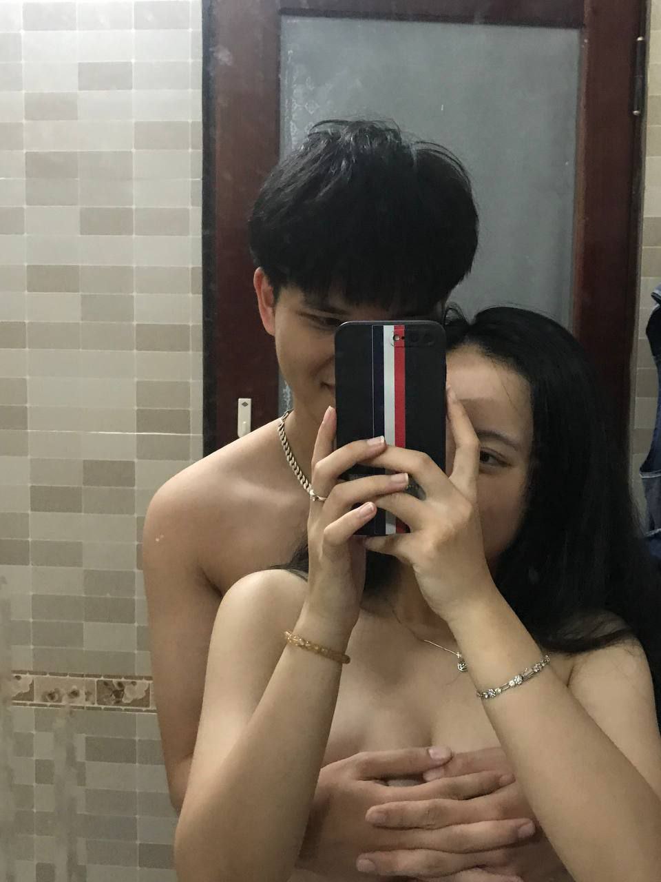 Cô gái trẻ JVID sử dụng dụng cụ đo để đo vòng một và lấy máy rung ra để thủ dâm!